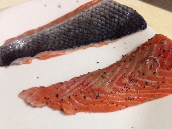 先處理鮭魚
取下皮（之後用）
擦乾表面，灑上鹽、黑胡椒
平底鍋加熱、下油
慢慢放下魚片，30秒後，火轉小慢煎