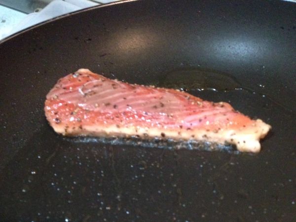 等魚片顏色3/2改變再翻面
不需要一直翻動

翻面後煎2-3分鐘