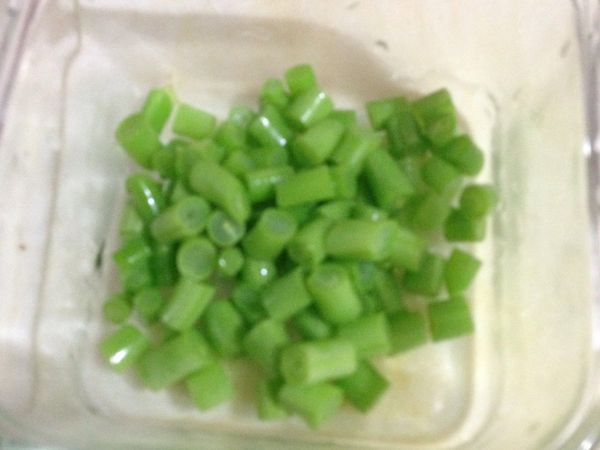 四季豆燙過，不用燙很久等等會炒，切小段。

白飯放旁邊準備