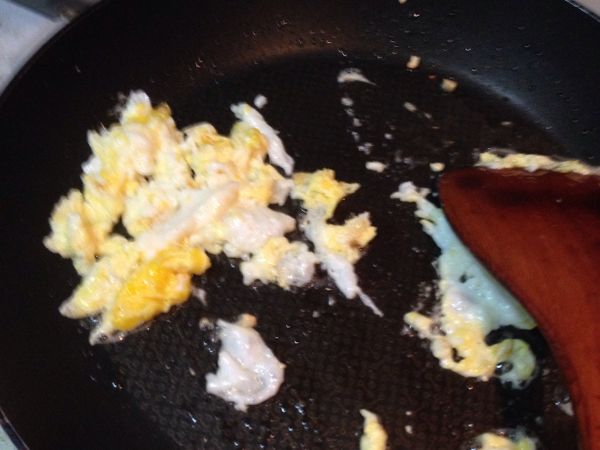 熱鍋
如果你喜歡魚油，可以用魚油，怕腥味重，可以換一般植物油。（鍋子、油一定要熱）

下蒜、然後下蛋快速拌炒