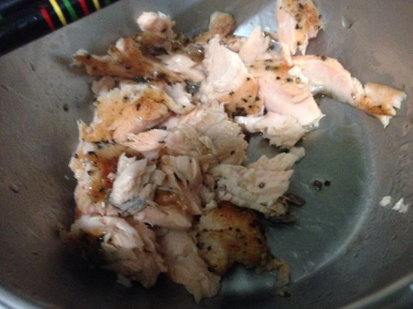 煎好的鮭魚用碎
要小心把魚刺拿掉
然後放旁邊備用