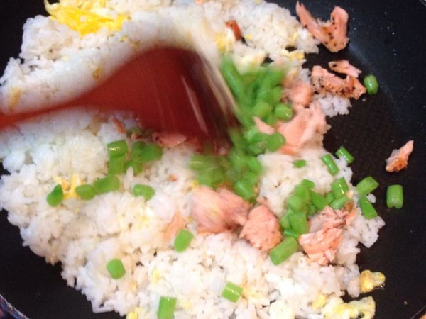 加入飯
快速拌炒，加入鹽、胡椒粉
如果你不太會翻鍋，就用鍋鏟把飯壓開。

之後加入鮭魚碎和四季豆拌炒
覺得夠熱了、飯鬆了就起鍋