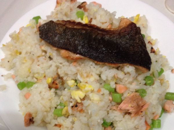 擺盤
將魚皮放在炒飯上面

完成！哈哈哈

不用蔥的炒飯，增添奶油的香氣，還可以加一點香料，如果你想要的話。