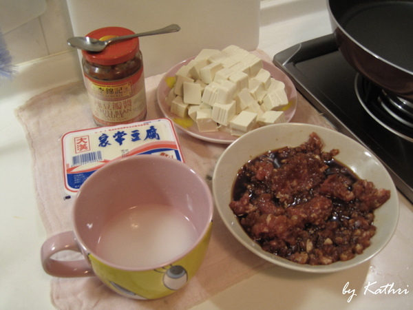 退完冰的絞肉加一點太白粉下去用手指給他馬殺雞一下