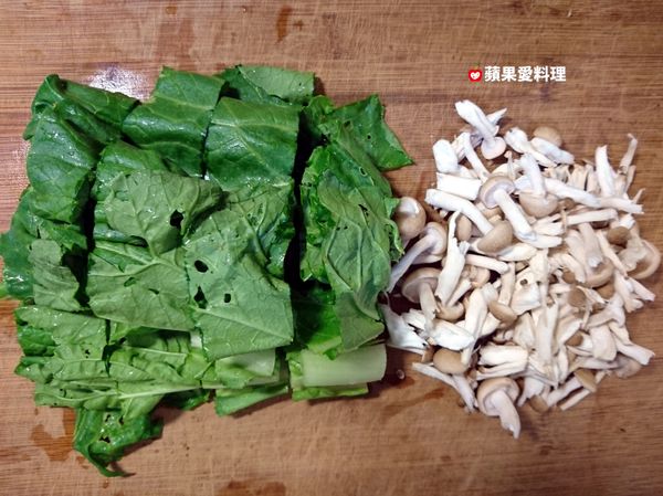 用手將鴻喜菇撥成小段；小白菜切段。