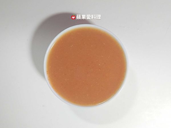 熬醬汁：所有食材拌勻，開中火煮滾，轉小火煮3分鐘（使風味融合），倒出，放涼。