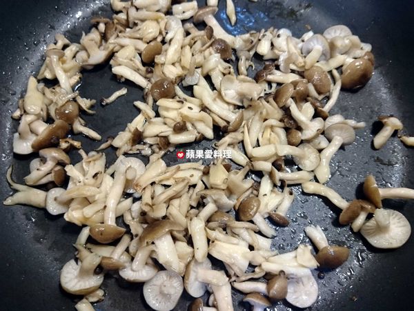 乾鍋下鴻喜菇，開中小火，煸炒至軟，下油拌炒。