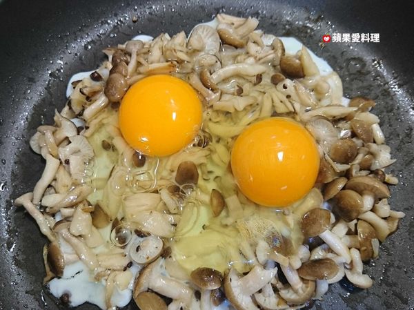 打入蛋，用鍋鏟將蛋撥散。