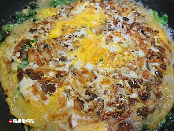 底部煎成金黃色時，用2支鍋鏟（一支鏟入鍋底，另一支輕壓蚵仔煎）翻面，續煎成金黃色即可起鍋。