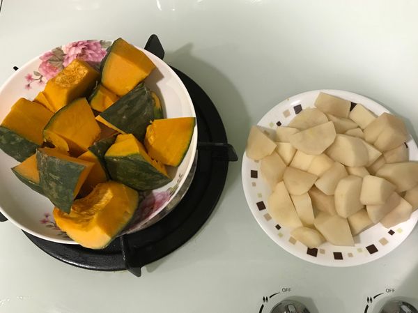 1️⃣將馬鈴薯及南瓜切塊