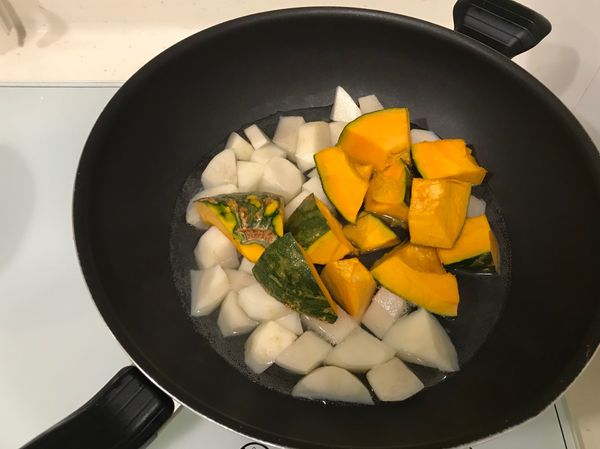 3️⃣將水放入鍋中，下馬鈴薯與南瓜燉煮（中火）