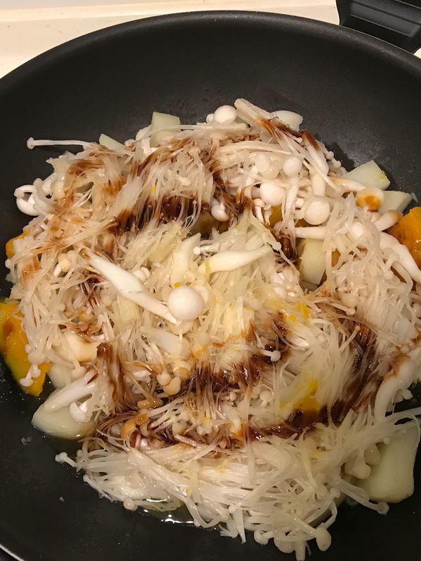 4️⃣燉煮至水稍收乾後，加入菇菇們
5️⃣並加入醬料們，及1/3碗水，蓋上鍋蓋（轉小火）