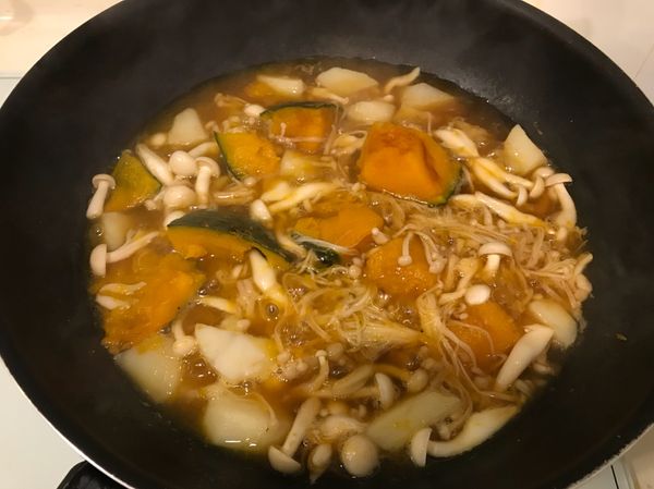 6️⃣菇類會出水，大約要燉煮10分鐘
⚠️讓湯汁收乾即可，小心別讓鍋底燒焦