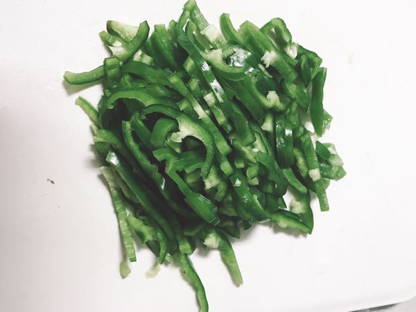 青椒洗淨，去籽，切成細絲
