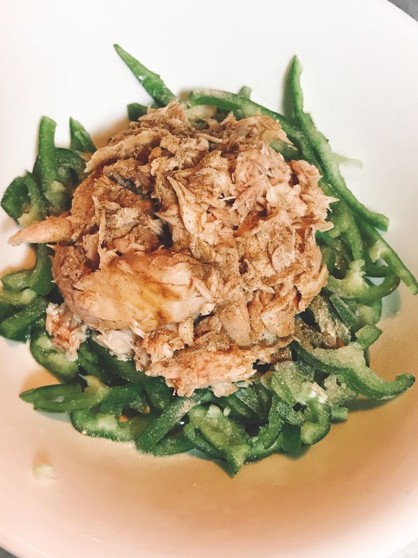 將青椒與鮪魚、烹大師、胡椒鹽，麻油，一起攪拌均勻