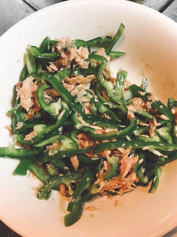 將扮好的料用微波爐加熱3分鐘，讓青椒變軟！