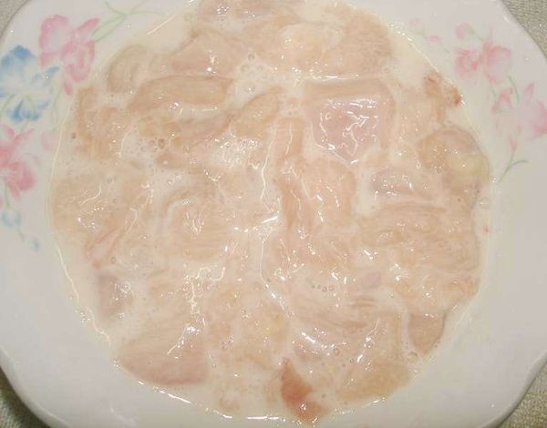 將雞胸肉洗淨切丁，與所有醃料拌勻醃一下,然後入油鍋過油一下後備用...