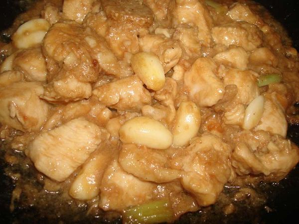 先爆香蔥段、薑、乾辣椒，再將雞胸肉下鍋拌炒一下，然後調味料一起加入收乾湯汁，再把鴻喜菇也加入拌炒至熟成，起鍋前拌入花生即可盛盤備用...