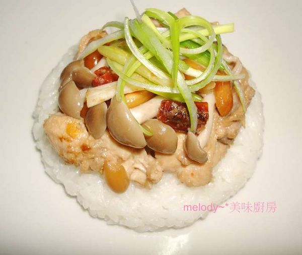 最後把炒好的宮保內餡包入米堡中....