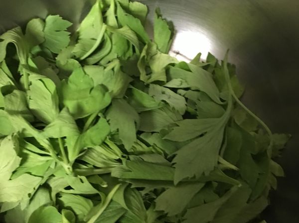 芹菜葉收集好洗乾淨