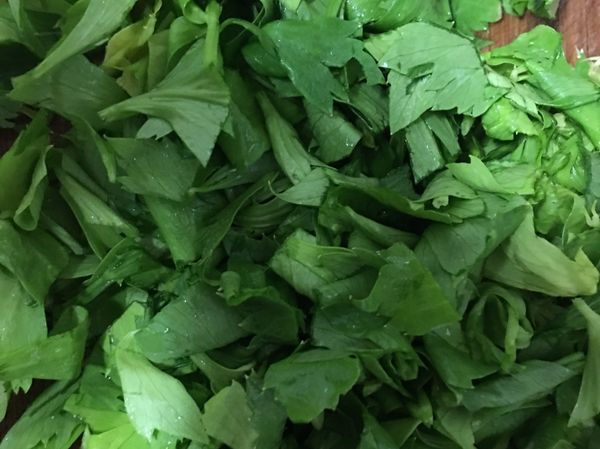 芹菜葉稍微切碎