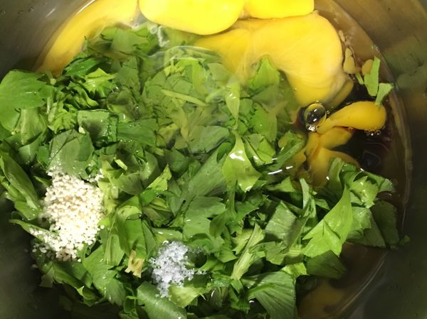 加入5顆雞蛋與少許的鹽跟醬油.混合均勻