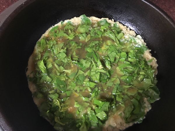 起油鍋..把混合均勻的蛋放入油鍋煎