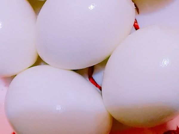1.先將雞蛋水洗乾淨。
2.水滾後，放入雞蛋，煮約10分鐘。
3.悶20分鐘。
4.將雞蛋撈起，放至冷後，撥蛋殼。