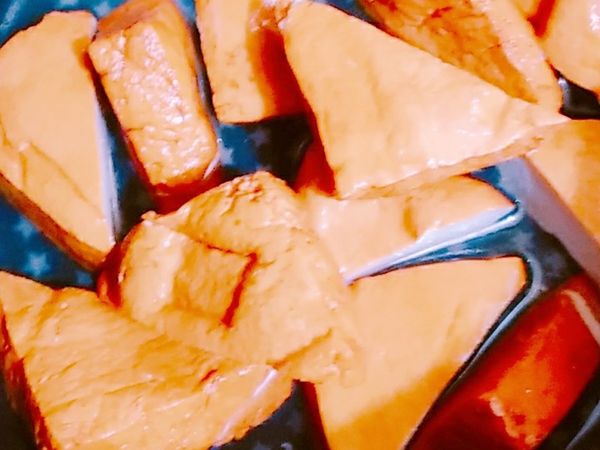 1.將洗乾淨的豆干對切之後，放入鍋內。
2.倒入半碗醬油。
3.倒入1~2碗水。