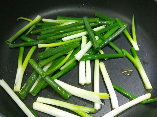 起油鍋爆香蔥段後，先撈起來。