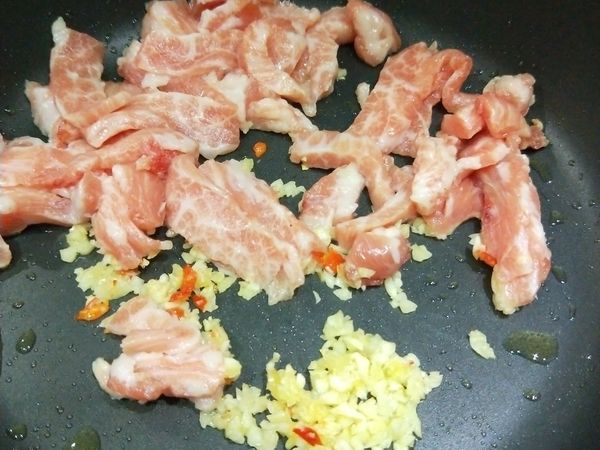 同一鍋，放入肉片與辛香料一起拌炒