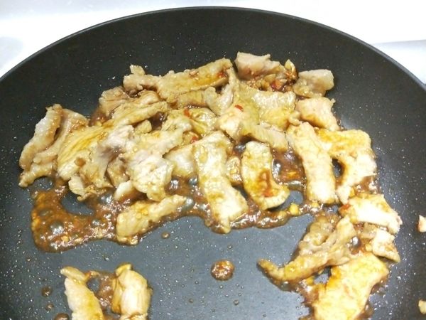 等肉片炒到反白，倒入調味料，煮到收汁。