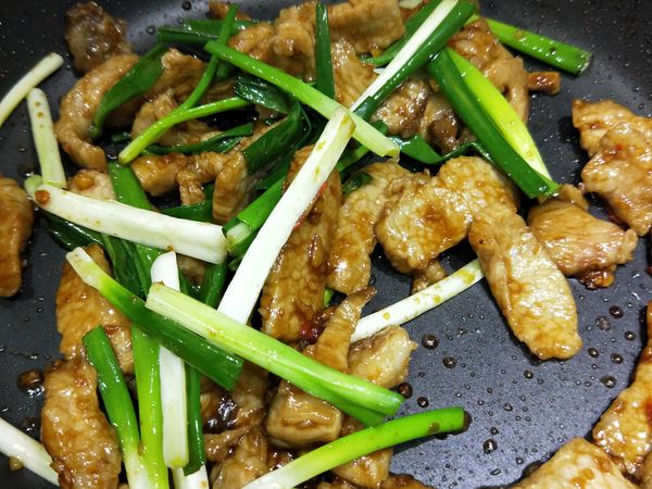 最後將剛爆好的蔥拌入即可。