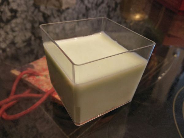 將牛奶、白砂糖、抹茶粉、吉利丁，一起用小火煮到白砂糖溶解，再用濾網過濾，倒入容器裡大約7分滿，放入冷藏一晚上就可以了。