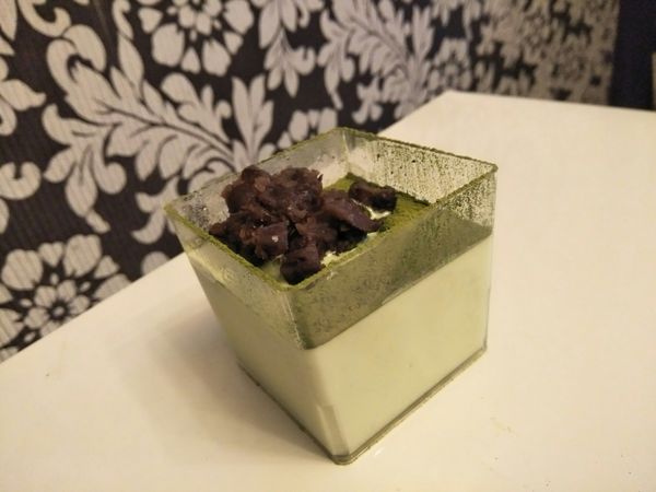 取出撒上抹茶粉再加上一匙的紅豆泥，就完成了呀！