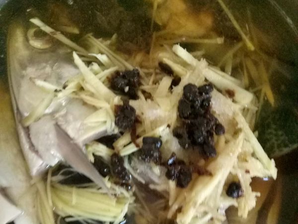 魚頭買回來後，我習慣再次整理，完全去腮後才敢吃，也比較不用擔心吃到臟內，或有的沒的。