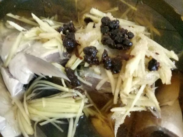 將洗淨的魚頭放入鍋內，鍋內倒入醬油、糖、鹽、薑絲，再倒入水，蓋過魚頭即可。
