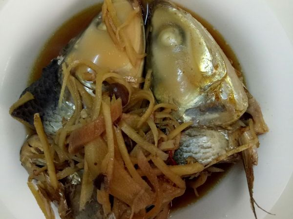 開中小火開始滷，愈滷愈香，香氣撲鼻，大概約滷一個半小時，就會香味撲鼻了。我滷了兩個小時，連魚頭頭都滷軟了。