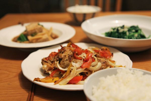 將鍋中食材放入烤盤，以120℃左右溫度烤約15分鐘即可。