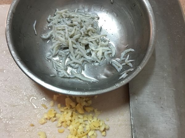 吻仔魚洗過幾次瀝乾，蒜切末