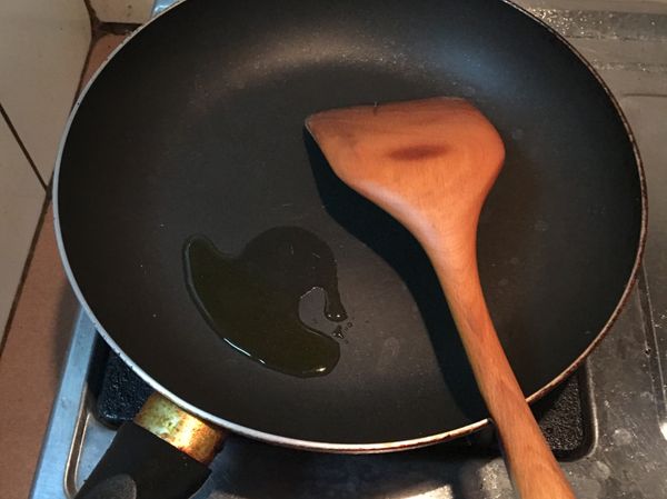 加一點橄欖油熱鍋