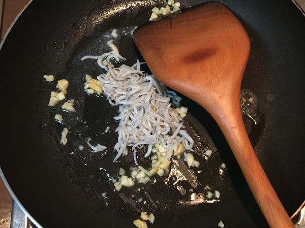 加入吻仔魚炒香
