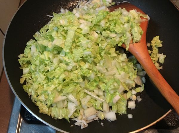 加入大白菜，先不要加水，因為大白菜會出水，待白菜大致都熟了，水分覺得不夠再加