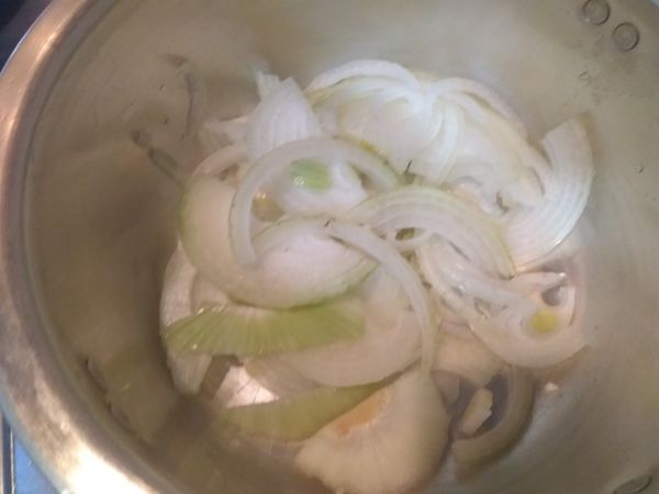 洋葱切去頭尾，剝去外皮，切細絲，剝散放入鍋中當鍋底。