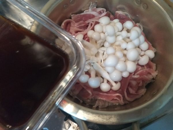 將醬汁拌勻倒入鍋中，蓋上鍋蓋，打開爐火加熱，待聽到鍋中水份滾開的聲音變小時再打開鍋蓋。