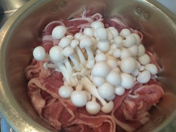 沿好菇道雪白菇為圓心，將牛肉火鍋薄片放入鍋中。