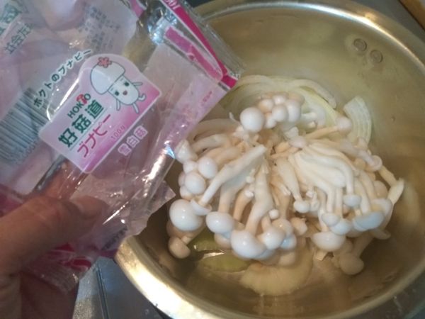 將好菇道的雪白菇拆開包裝袋，以刀具切除根部，剝小塊，稍加沖洗，將根部切下的碎屑沖離。 菇類的烹煮時間不能太長，否則營養容易流失，口感變差，大家要多注意。將處理過的好菇道雪白菇放入鍋裡一起加熱。將好菇道雪白菇放在鍋中正中央。