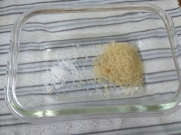 取一料理碗，放入鹽巴和砂糖。