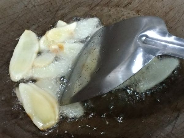 取一鍋倒入3大匙油熱鍋並先爆香薑片。