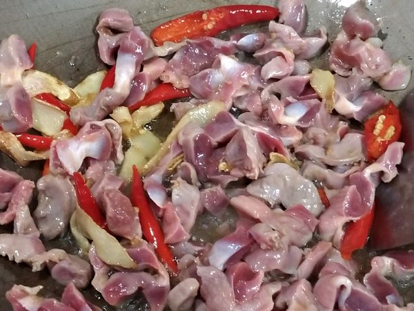 轉大火接著放入雞胗炒約兩分。